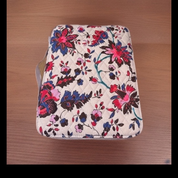 Vera Bradley Grey with Floral Quilted 10” iPad zippered Case. - Picture 11 of 11